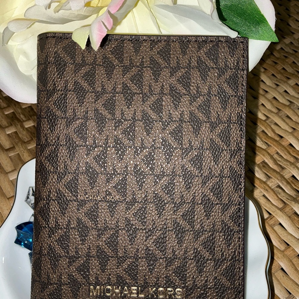 Michael Kors Signature Folding Card Case - Picture 12 of 14